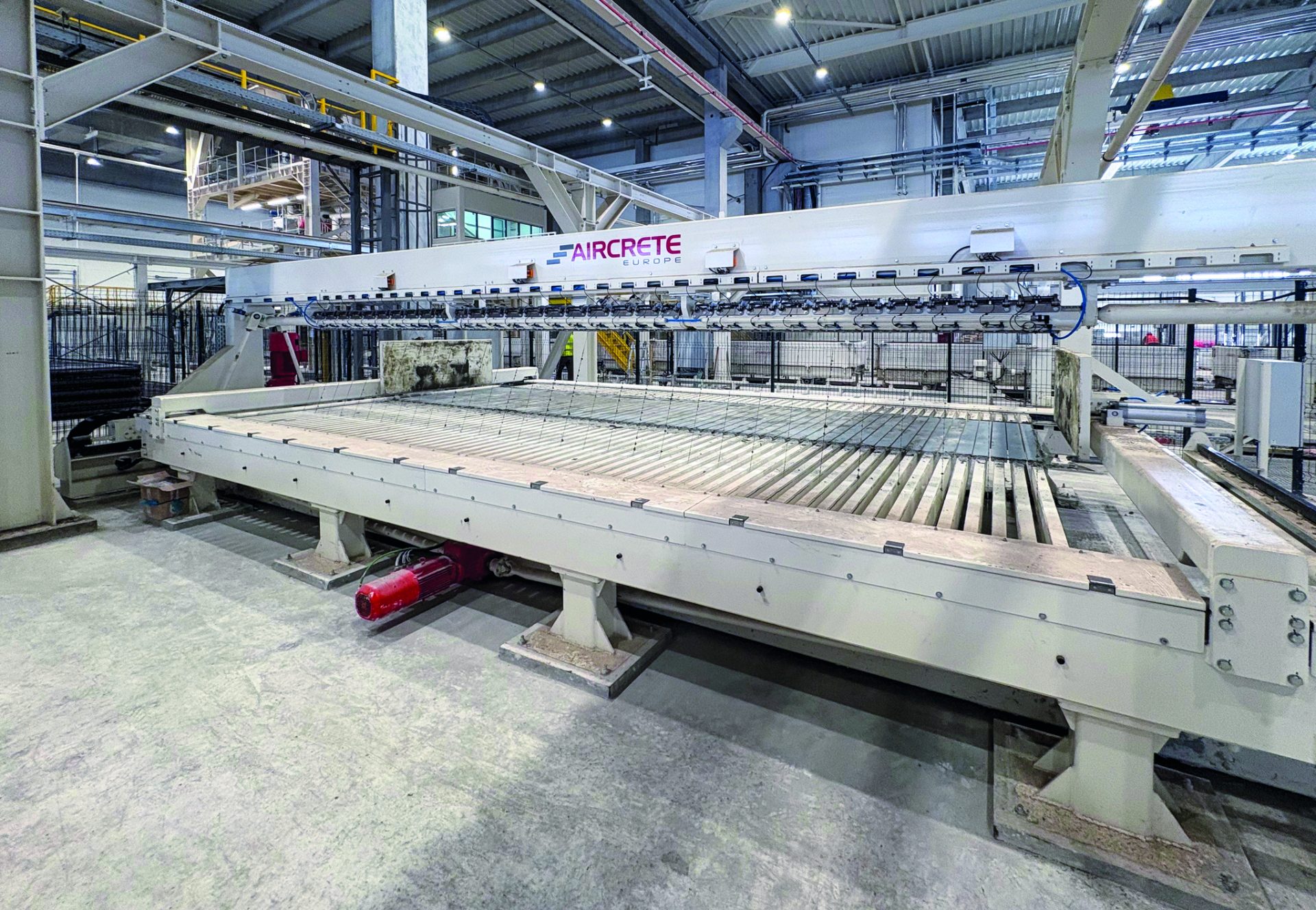 High capacity Kovalska AAC plant in Ukraine commences operations 9 Fig. 6: Aircrete Stand-alone Cross Cutter with short cutting wires and integrated lamella compaction for enhanced cutting accuracy.