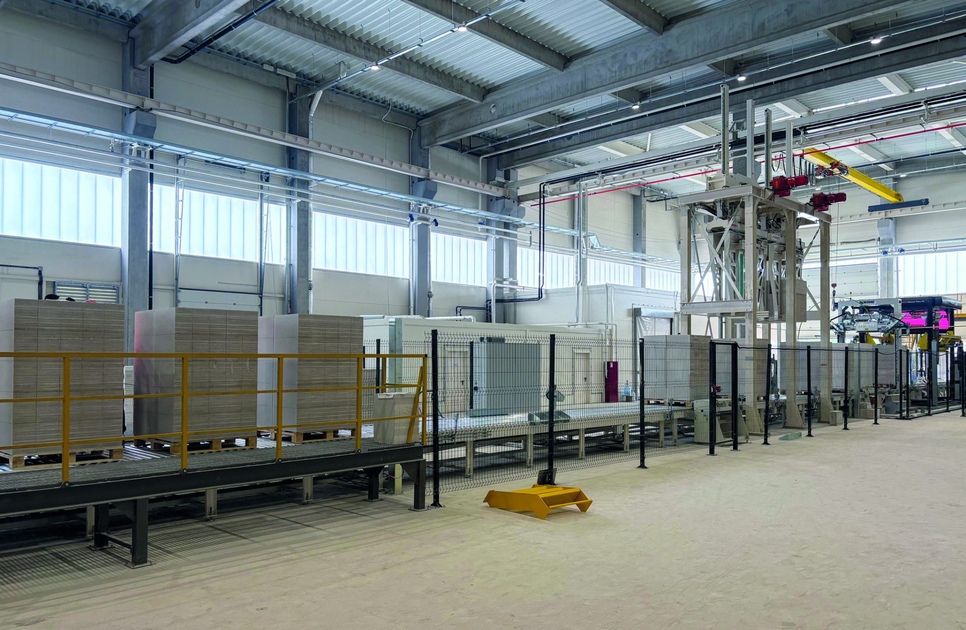 High capacity Kovalska AAC plant in Ukraine commences operations 12 Fig 9: Unloading line featuring automated pack configuration for flexible pallet height and product sorting.