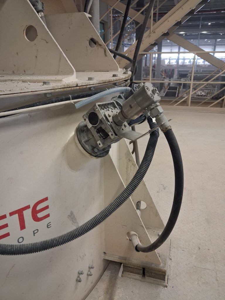 The dual pressure cleaning system: rethinking mixer performance for the AAC industry 3 High-pressure cleaning nozzleinstalled on the AAC mixer.